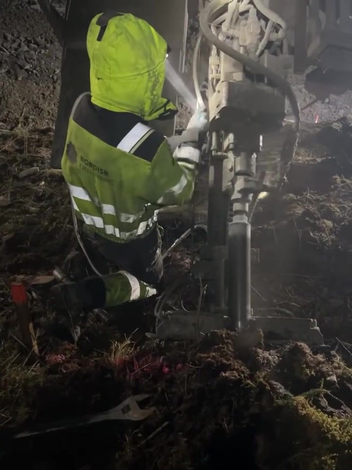 Borerigg som borer salve i fjell før sprenging